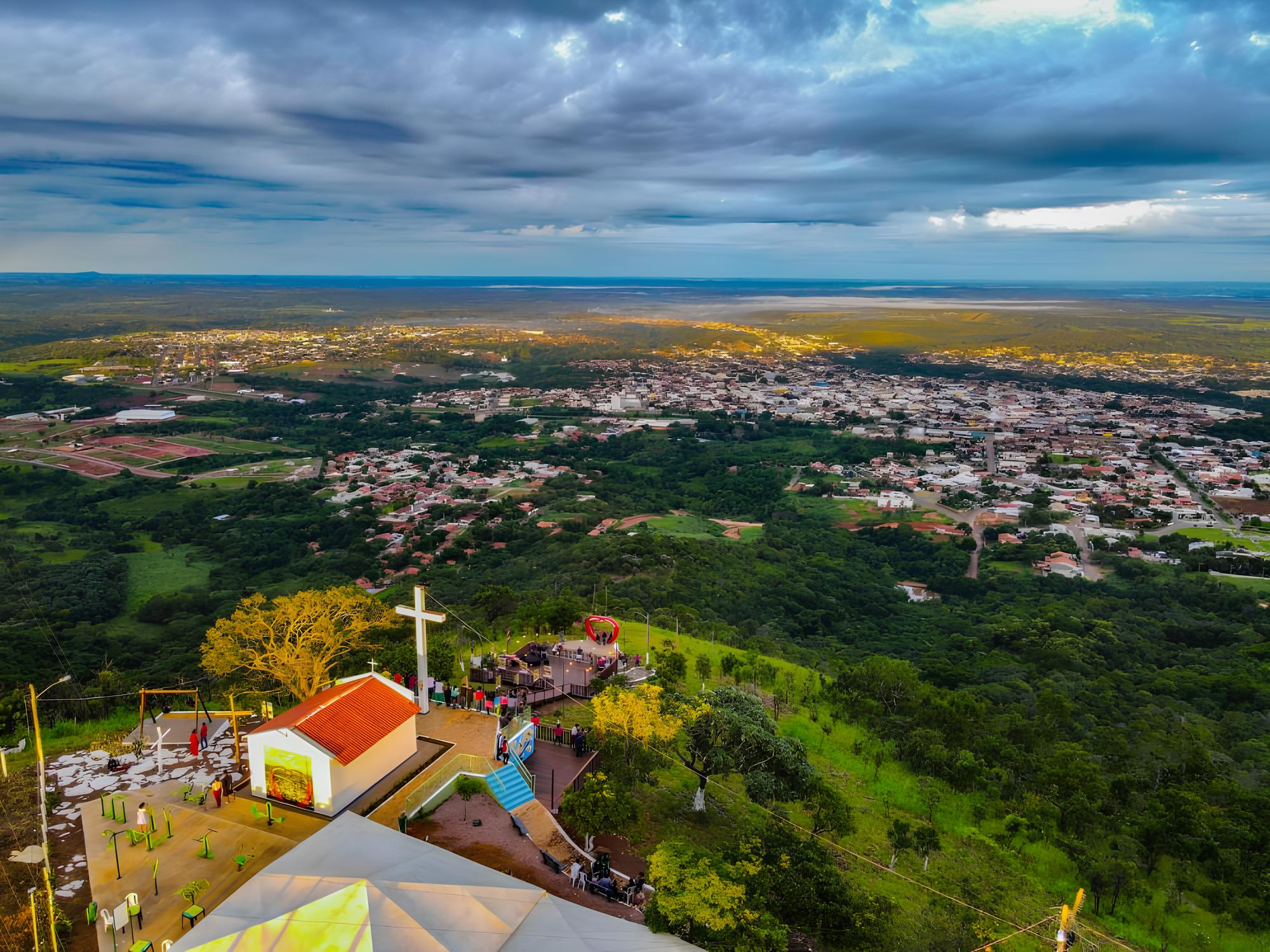 A imagem mostra a cidade de PARAÍSO DO TOCANTINS vista de cima