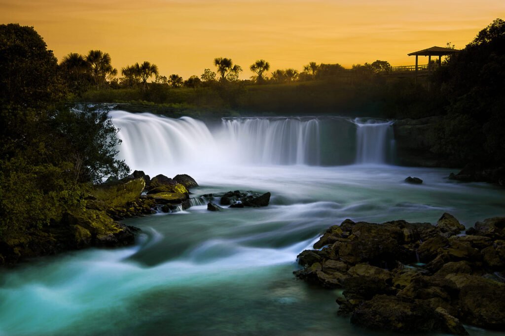 A imagem mostra a cachoeira da velha no por do sol. Uma das cachoeiras do tocantins.