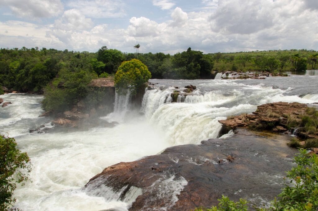 A imagem mostra a Cachoeira da Velha uma Atração turística no Tocantins